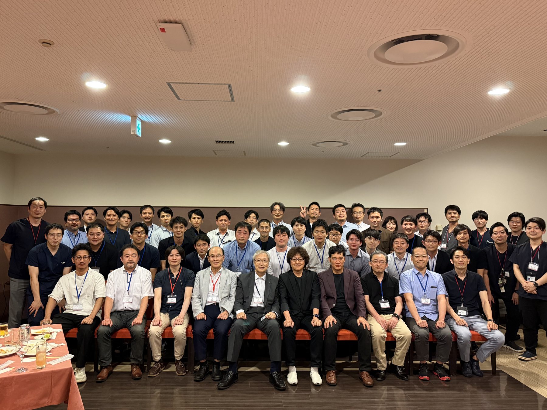 懇親会での参加者集合写真