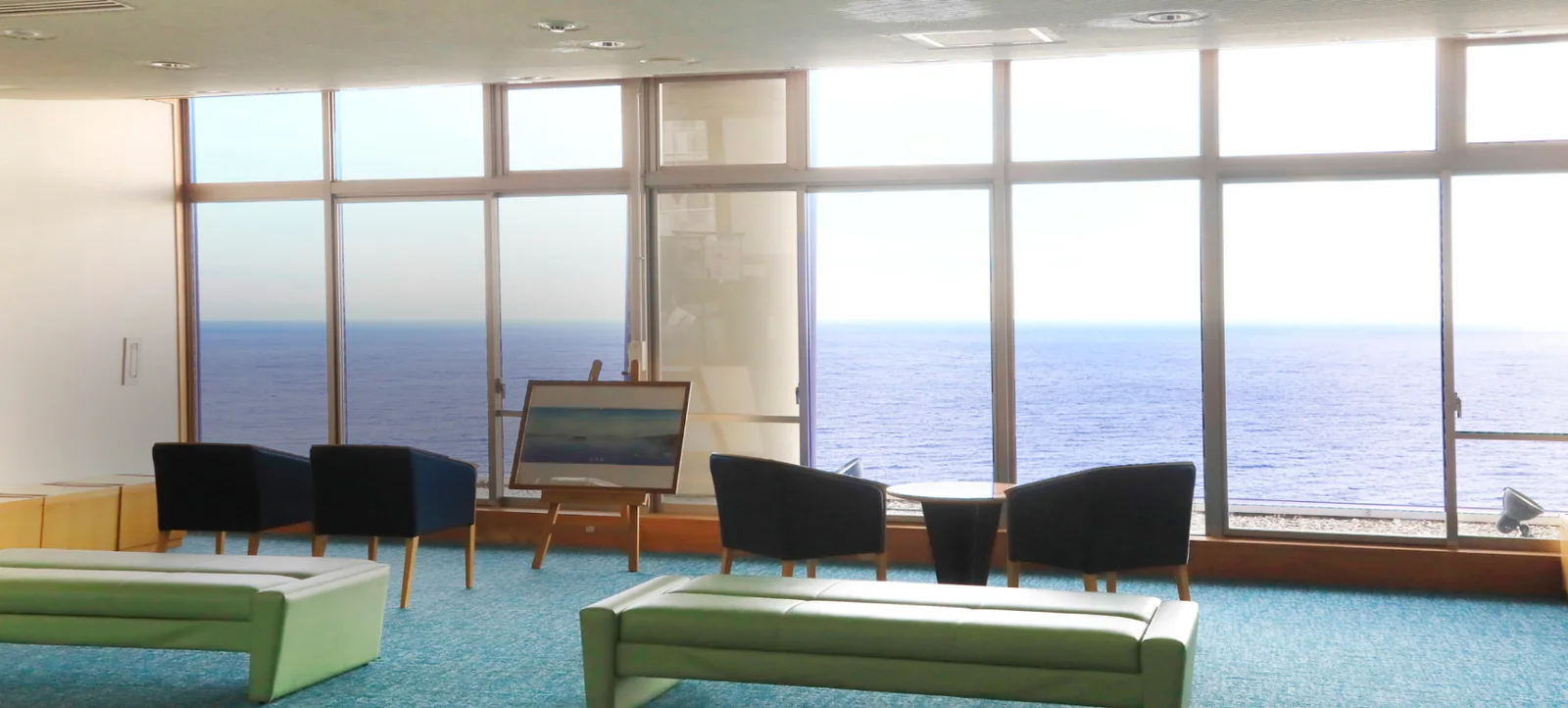 KKRホテル熱海の海を望む館内ラウンジ