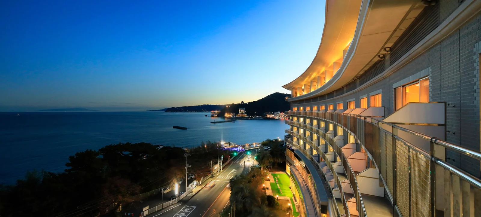 KKRホテル熱海と相模灘の夕景